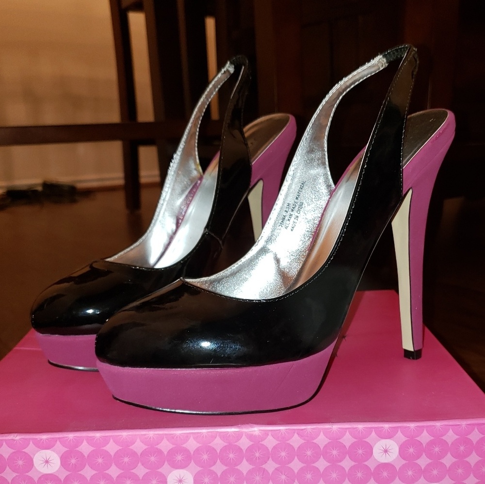 Ladies sling back pumps .